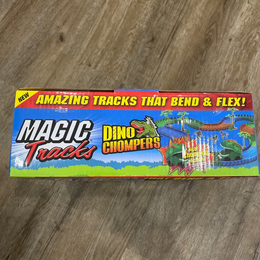 New!!! Magic Tracks Dino Chompers 172 Pcs 8Ft Tracks Raptor Car LED Chomp Action - Picture 5 of 5